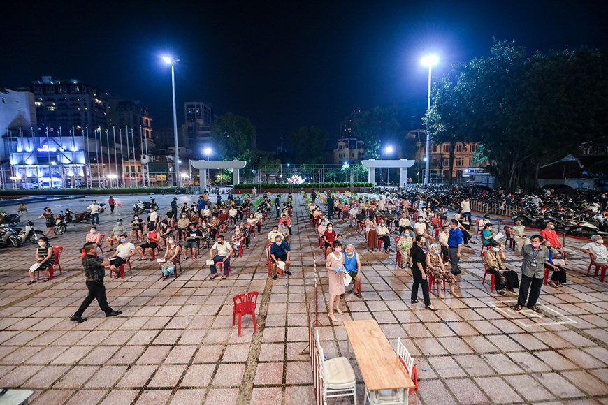 新冠疫情：数千名河内市民参加夜间疫苗接种活动（组图）